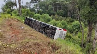 Tombamento de ônibus com sete mortos de time de basquete